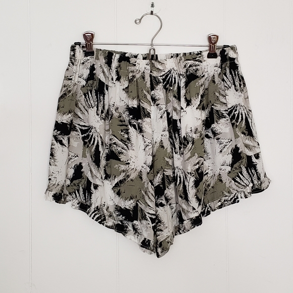 NWT Ruffled Shorts Size 10 - Picture 3 of 8